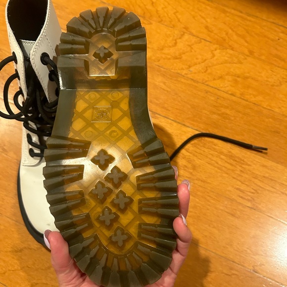 Dr. Martens Luana White Leather Lace Up Boots Size 6 Never Been Worn - Picture 9 of 10